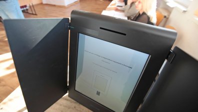 Транспортират още 150 машини за гласуване до склада на "Сиела Норма"