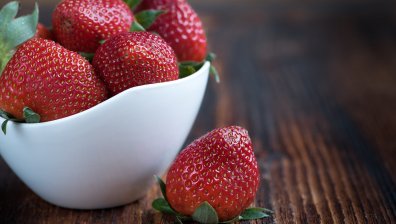 Богати на фибри, минерали и витамини: Как да включим ягодите в грижата за кожата?