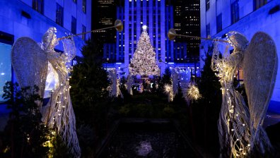 В Ню Йорк запалиха светлините на най-известната коледна елха (+СНИМКИ)