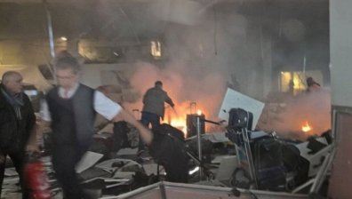Eксплозия до полицейски участък в Истанбул рани най-малко десет човека