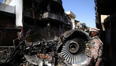 Човешка грешка довела до самолетната катастрофа с 97 жертви в Пакистан