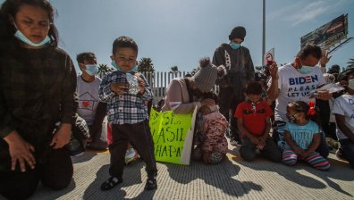 Шокиращи кадри: Хвърлят малки деца през оградата между САЩ и Мексико (ВИДЕО)