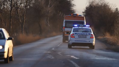 След гонка на АМ "Тракия" хванаха 23-ма мигранти, били в линейка с мъж и жена българи 