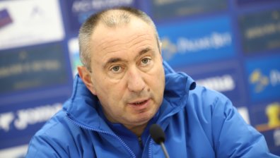 Стоилов заведе "Левски" в Дубай, стяга ги за евротурнири, клубът има оферти за милиони