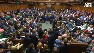 Тереза Мей оцеля на косъм след ключово гласуване за Brexit