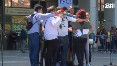 Навръх светлия празник бивши съученици изненадаха своя класен ръководител