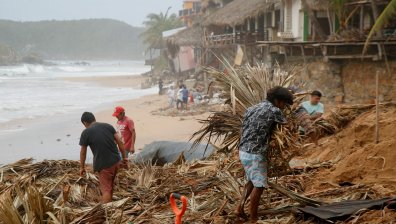 Майка изгуби бебето си в река: Ураганът "Ерик" върна спомените от "Отис" в Мексико