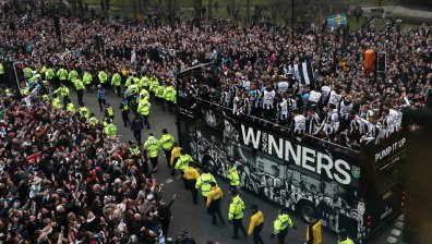 Стотици хиляди отпразнуваха победата на "Нюкасъл" за Купата на Лигата (+ВИДЕО)