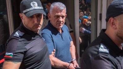 С белезници доведоха Никола Николов - Паскал пред Антикорупционната комисия
