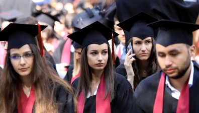 Завършилите висшисти все по-трудно намират работа, очакват висока заплата