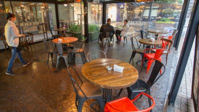 Все повече хора по улиците и кафенетата в столицата