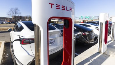 Tesla записа най-лошия си годишен старт, постоянно сваля цените на колите