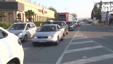 Наплив към Гърция предизвика километрични опашки и чакане с часове на "Кулата"