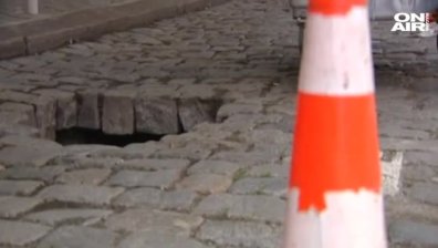 Огромна дупка на пътя се появи пред УАСГ в столицата