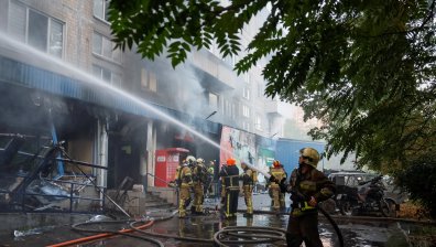 Разруха след поредната руска атака: Дронове поразиха жилищна сграда и супермаркет (СНИМКИ)