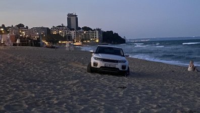 В нарушение: Луксозен джип паркира на плажа "Кабакум" край Варна