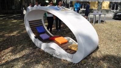 Бургазлии зареждат телефоните си и чрез соларна пейка в Морската градина