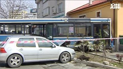 Двама остават в болница след катастрофата с автобус във Варна