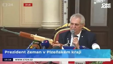 Чешкият президент се прицели в журналисти с макет на пушка