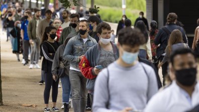 Ваксинацията под строй може да им се размине: Британското правителство размисли за студентите