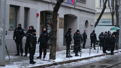 Засилено полицейско присъствие на протеста срещу Сарафов пред ВСС (СНИМКИ)