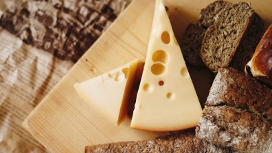 Идея за празниците: Рецепта за пикантна разядка с три вида сирена