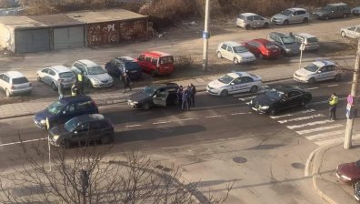 76-годишен е блъснал жената и детето в "Дружба", не спрял на зебра