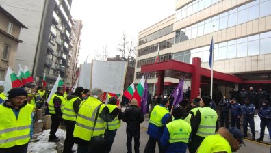 Работници настояват за парите от ремонта на "Тракия": Посрещаме празниците без заплати!