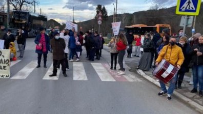 Протестиращи от Кокаляне и Панчарево блокираха пътя Самоков - София