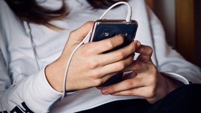 Кои са зодиите, които не могат да отлепят очи от смартфоните си?