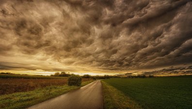 Силна буря с градушка приближава страната, има опасност от торнадо
