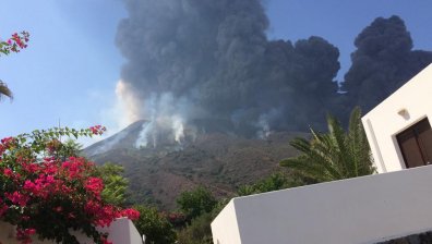 Лавата на вулкана Стромболи достигна морето