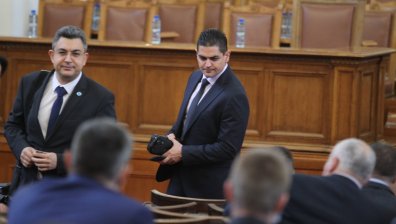 Народните представители гласуват кабинета "Петков"