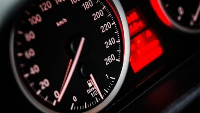 20-годишен гони лайкове, шофирайки с 260 км/ч при ограничение 50 км/ч