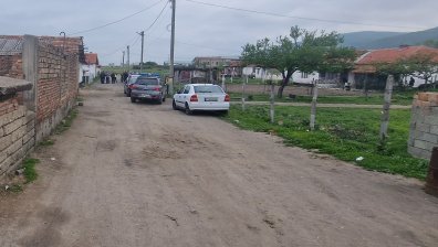 Музика се носи в село Маноле денем и нощем: "Полицаите си затварят очите"