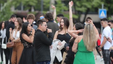 Десетки хиляди абитуриенти ще празнуват, но випуските стават все по-малки