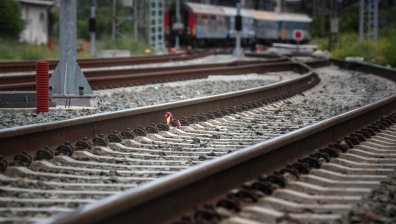 Пътническият влак Мездра - Видин блъсна и уби човек