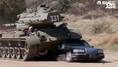 Шварценегер прегази с танк лимузината на Джей Лено