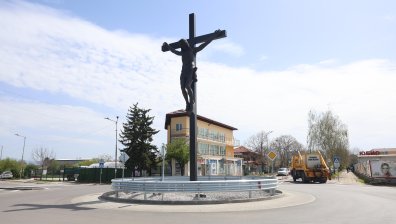 12-метров кръст с разпнатия Христос е издигнат в Елин Пелин (+СНИМКИ)