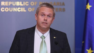 Изслушват министър Йоловски за скандала с машините за гласуване