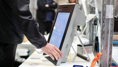 10 машини за гласуване минават проверка за съответствие преди вота