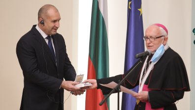 Румен Радев връчи "Мадарски конник" на посланика на Ватикана у нас