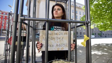Протест пред парламента: Хора в клетки в защита на телетата (ВИДЕО и СНИМКИ)