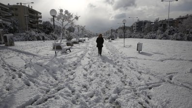Хаос в Атина: Силният снеговалеж блокира движението, затвори училища и магазини