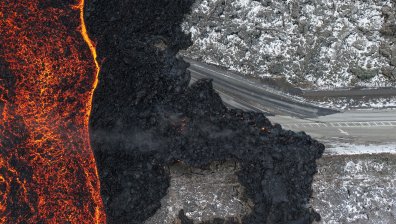 Лавата от вулкана "Фаградалсфял" в Исландия поглъща всичко по пътя си (+ВИДЕО)