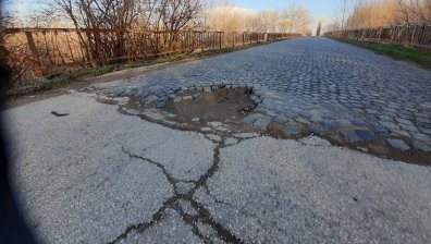 Пропаднала пътната настилка от двете страни на мост над река Искър