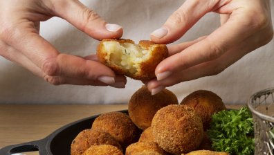 Рецепта за картофени кюфтета със сирене на фурна