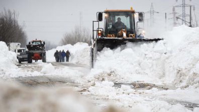 Снежна буря блокира 800 души по магистралите във Франция