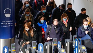 Англия разхлабва мерките от 17 май, отпадат някои от ограниченията