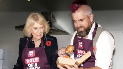 Камила превърна кралски имот в щаб на колела за хранене (СНИМКИ)